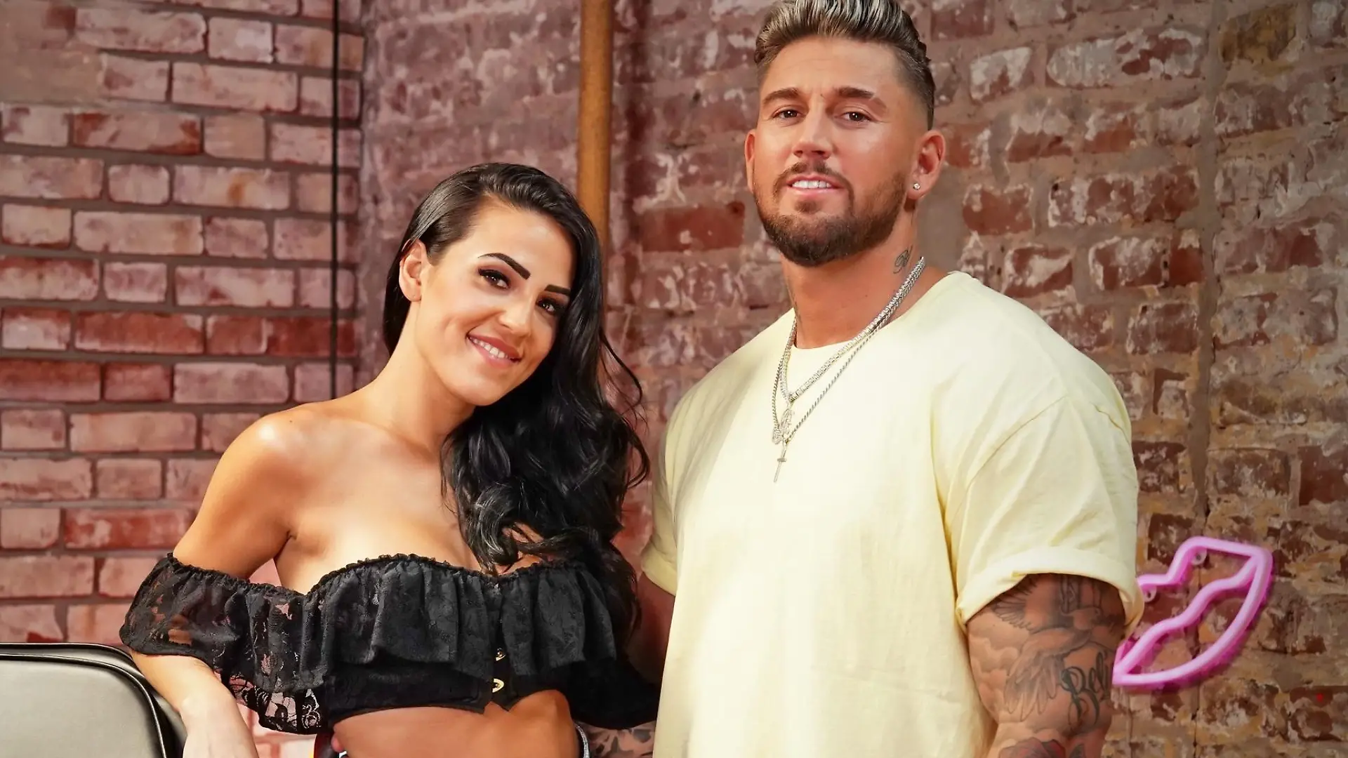 Nervenkitzel mal anders! In der neuen Reality-Show "Just Tattoo of Us" gelten ganz besondere Regeln und es wird sehr persönlich. Das Moderatoren-Paar Elena Miras und Mike Heiter begleiten Kandidaten und eine ihnen nahestehende Person beim Tätowieren. Doch das Tattoo-Motiv bestimmt der jeweils andere. Und zwar ohne Mitspracherecht. Das Tattoo wird erst enthüllt, wenn es für immer auf der Haut verwigt ist. Und dem jeweils anderen geschieht genau das gleiche.
Die Verwendung des sendungsbezogenen Materials ist nur mit dem Hinweis und Verlinkung auf TVNOW gestattet. (Guide2020)