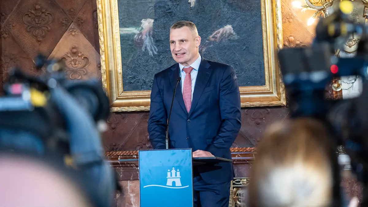 Ein Jahr Pakt für Solidarität und Zukunft zwischen den Städten Hamburg und Kiew Bürgermeister von Kiew zu Besuch im Hamburger Rathaus One year pact for solidarity and future between the cities of Hamburg and Kiev Mayor of Kiev visits Hamburg City Hall Vitali Klitschko, Bürgermeister von Kiew - Major of KievEin Jahr Pakt für Solidarität und Zukunft zwischen den Städten Hamburg und Kiew Bürgermeister von Kiew zu Besuch im Hamburger Rathaus One year pact for solidarity and future between the cities of Hamburg and Kiev Mayor of Kiev visits Hambu, Hamburg Hamburg Deutschland Rathaus *** One year pact for solidarity and future between the cities of Hamburg and Kiev Mayor of Kiev visits Hamburg City Hall One y