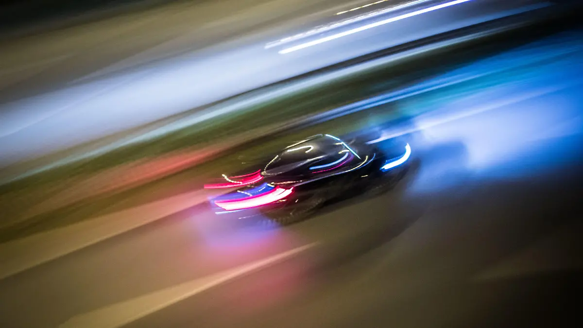 ARCHIV - 14.10.2016, Hessen, Frankfurt/Main: Zu Lichtspuren verwischt sind die Fahrzeuge auf der Autobahn 661. Die Aufnahme entstand mitgezogen aus freier Hand bei einer Belichtungszeit von einer fünftel Sekunde. (zu dpa «Fahrerflucht: Bei fast jedem dritten Unfall fährt der Schuldige davon» vom 24.02.2019) Foto: Frank Rumpenhorst/dpa +++ dpa-Bildfunk +++