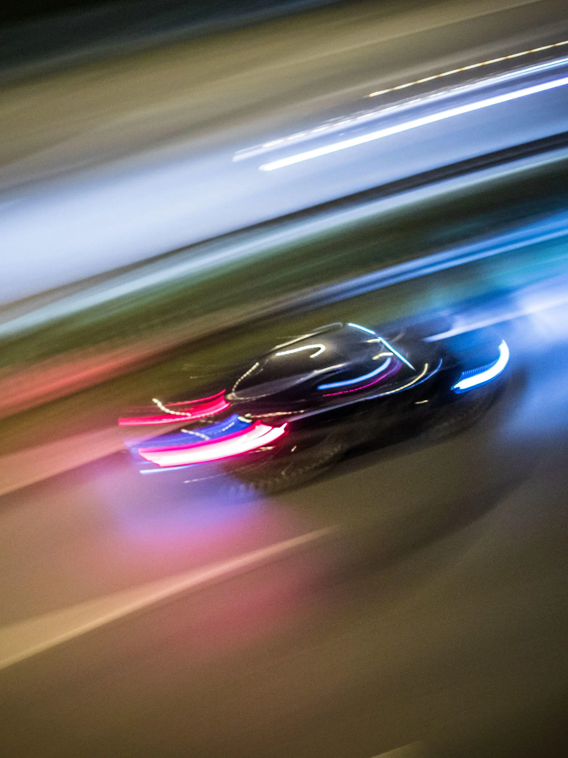 ARCHIV - 14.10.2016, Hessen, Frankfurt/Main: Zu Lichtspuren verwischt sind die Fahrzeuge auf der Autobahn 661. Die Aufnahme entstand mitgezogen aus freier Hand bei einer Belichtungszeit von einer fünftel Sekunde.   (zu dpa «Fahrerflucht: Bei fast jedem dritten Unfall fährt der Schuldige davon» vom 24.02.2019) Foto: Frank Rumpenhorst/dpa +++ dpa-Bildfunk +++