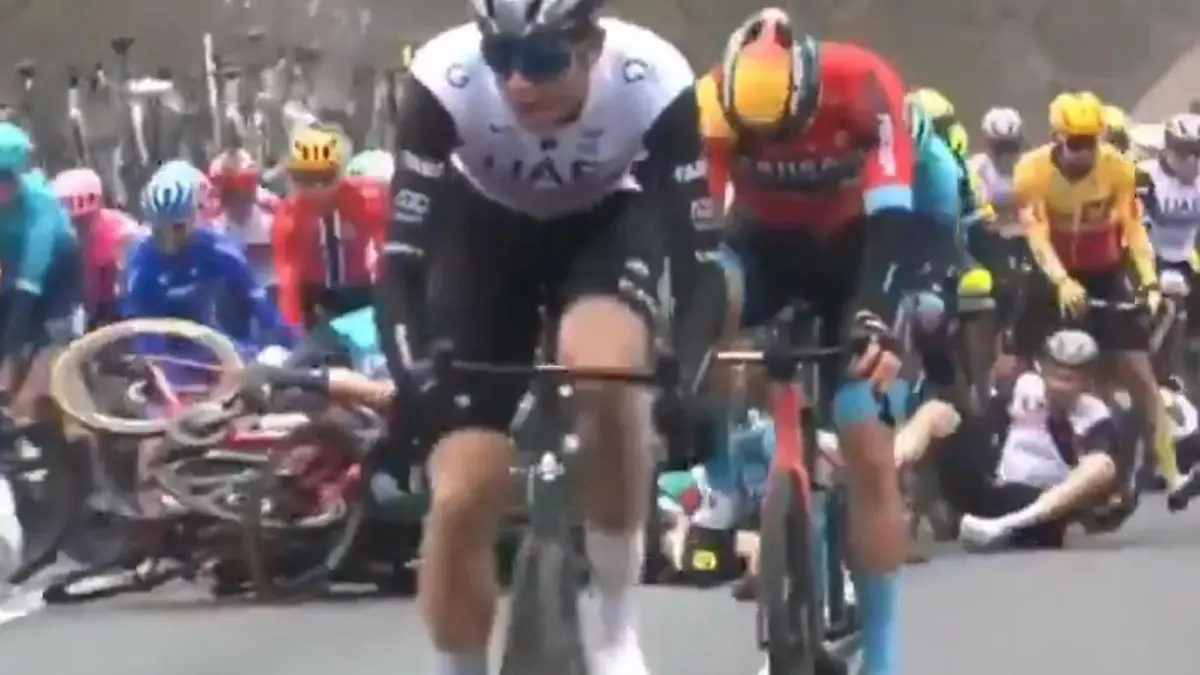 Filip Maciejuk in Rot hat den Crash ausgelöst.