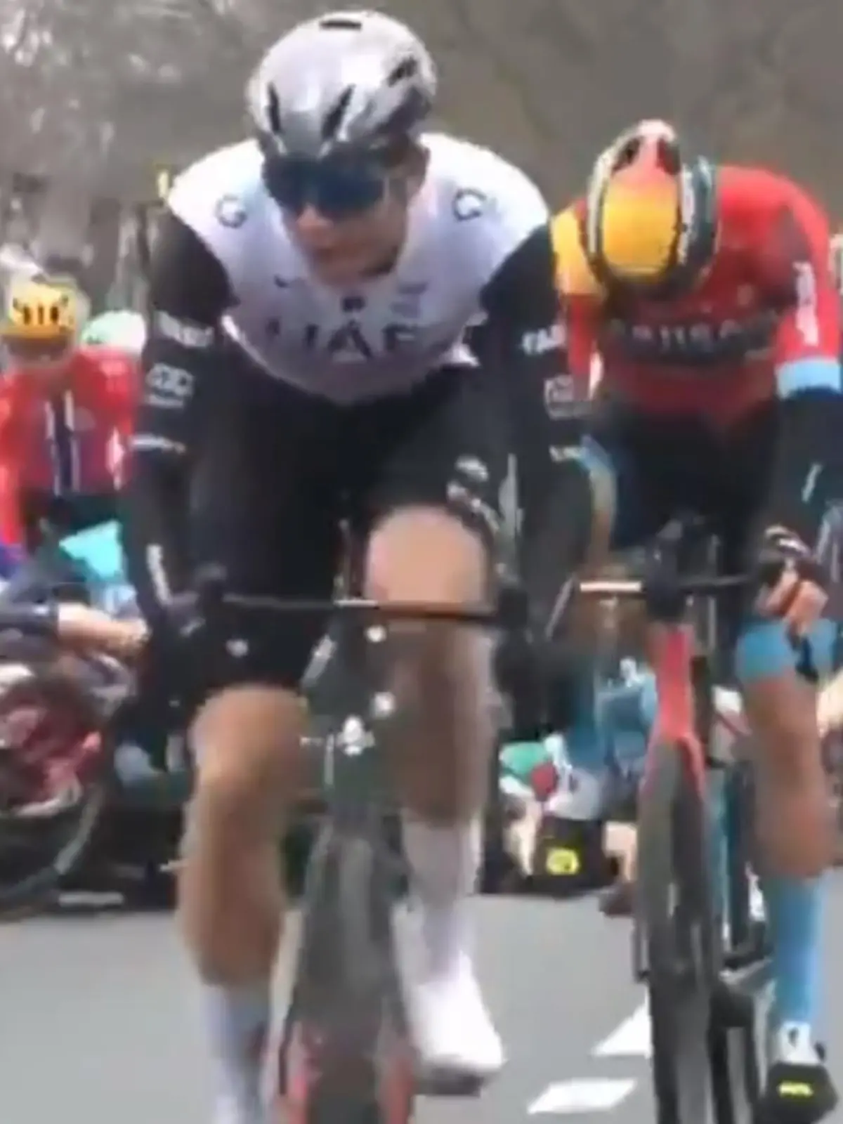 Filip Maciejuk in Rot hat den Crash ausgelöst.