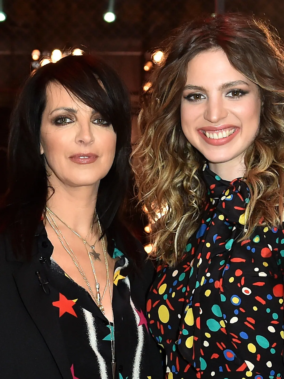 ARCHIV - Die Sängerin Nena (Susanne Kerner) und ihre Tochter Larissa Kerner, aufgenommen am 21.01.2017 in Berlin am Rande der Proben zu der Sendung «The Voice Kids» in den Filmstudios Adlershof. Musikerin Larissa Kerner (26) ist nach eigenen Angaben sowohl Männern als auch Frauen zugeneigt. «Ich liebe Männer und ich liebe Frauen, warum sollte ich mich in der Liebe festlegen?», sagte die Tochter von Sängerin Nena (56) in einem Gespräch der «Bild am Sonntag». (zu dpa «Nenas Tochter Larissa liebt auch Frauen» vom 19.03.2017) Foto: Britta Pedersen/dpa-Zentralbild/dpa +++(c) dpa - Bildfunk+++