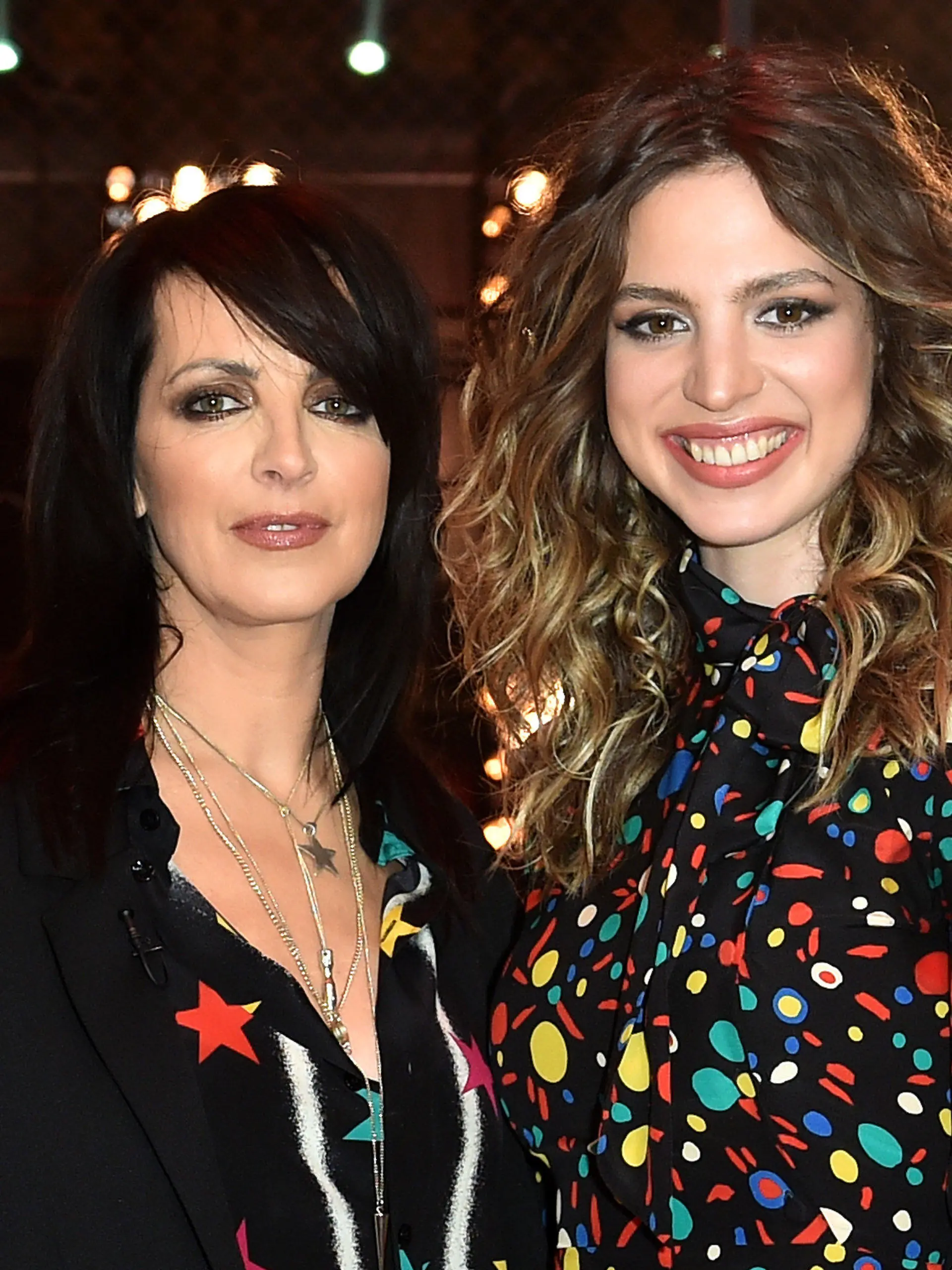 ARCHIV - Die Sängerin Nena (Susanne Kerner) und ihre Tochter Larissa Kerner, aufgenommen am 21.01.2017 in Berlin am Rande der Proben zu der Sendung «The Voice Kids» in den Filmstudios Adlershof. Musikerin Larissa Kerner (26) ist nach eigenen Angaben sowohl Männern als auch Frauen zugeneigt. «Ich liebe Männer und ich liebe Frauen, warum sollte ich mich in der Liebe festlegen?», sagte die Tochter von Sängerin Nena (56) in einem Gespräch der «Bild am Sonntag». (zu dpa «Nenas Tochter Larissa liebt auch Frauen» vom 19.03.2017) Foto: Britta Pedersen/dpa-Zentralbild/dpa +++(c) dpa - Bildfunk+++
