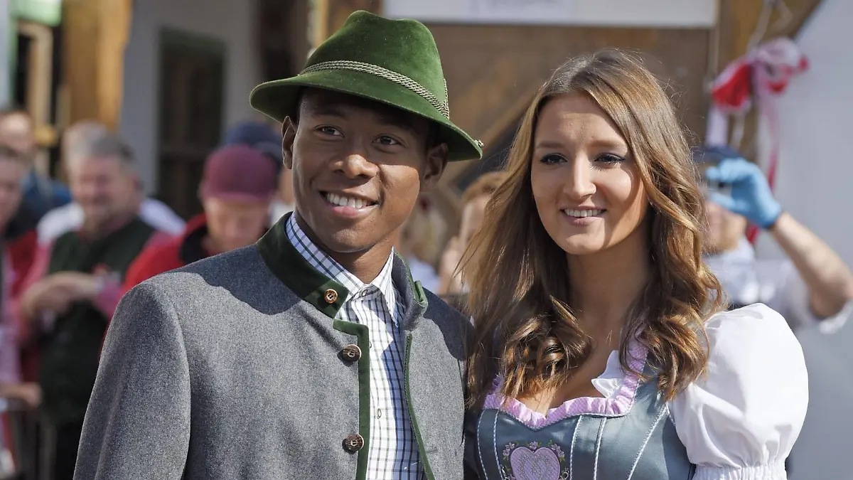 30.09.2015, Fussball 1.Bundesliga 2015/2016, Die Mannschaft des FC Bayern München besucht das Oktoberfest in München. David Alaba (Bayern) mit Freundin Katja. PUBLICATIONxNOTxINxSUI

30 09 2015 Football 1 Bundesliga 2015 2016 The Team the FC Bavaria Munich attended the Oktoberfest in Munich David Alaba Bavaria with Girlfriend Katja PUBLICATIONxNOTxINxSUI