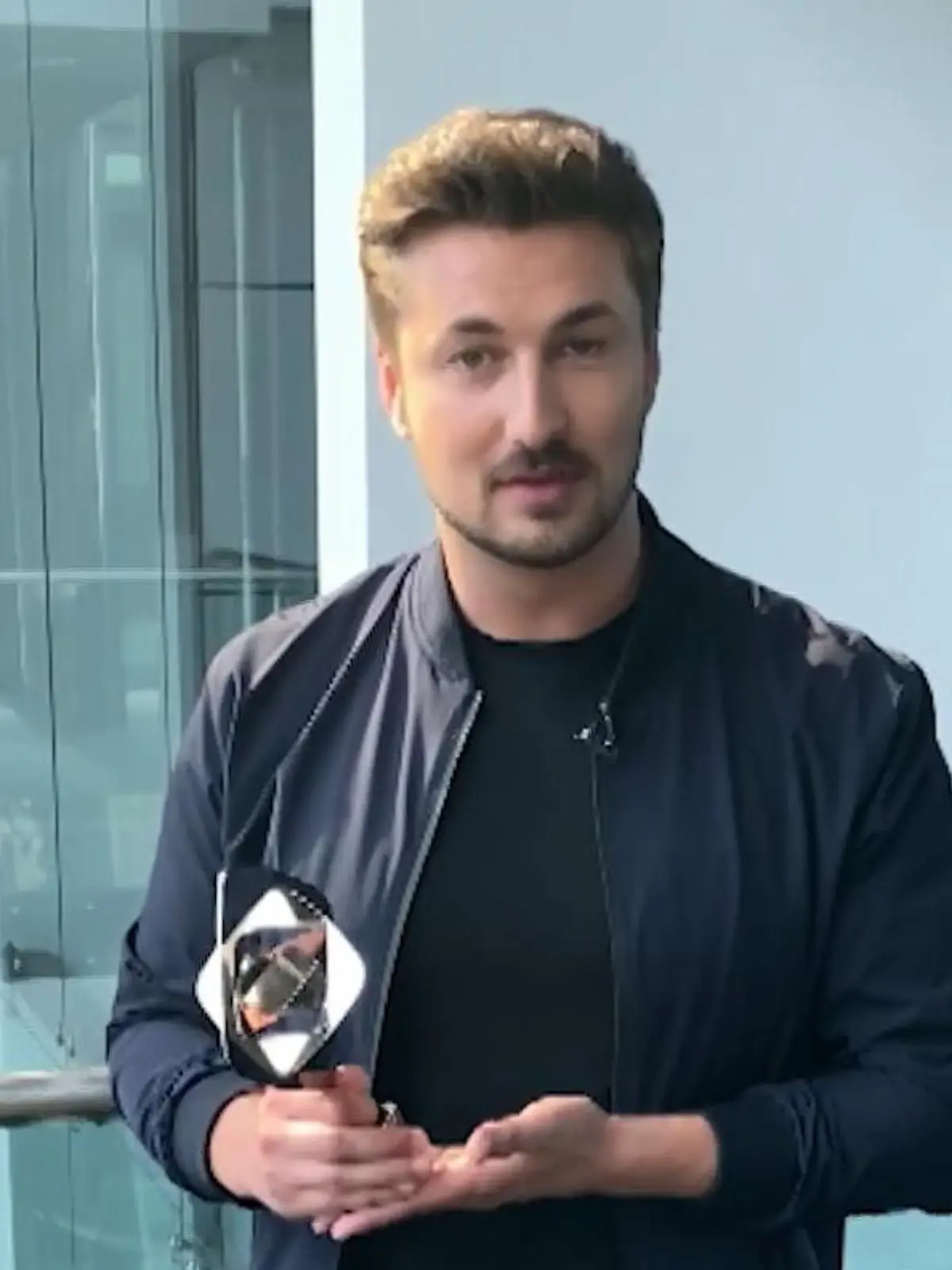 Bild zu: "Nicolas Puschmann ist riesig stolz und dankbar für seinen Grimme-Preis."