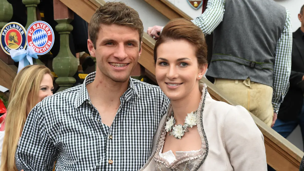 Der Spieler des Fußball-Bundesligisten FC Bayern München, Thomas Müller und seine Frau Lisa gehen am 05.10.2014 in München (Bayern) auf dem Oktoberfest ins Käferzelt. Das größte Volksfest der Welt, die Wiesn, endet am heutigen 05.Oktober 2014. Foto: Felix Hörhager/dpa +++(c) dpa - Bildfunk+++
