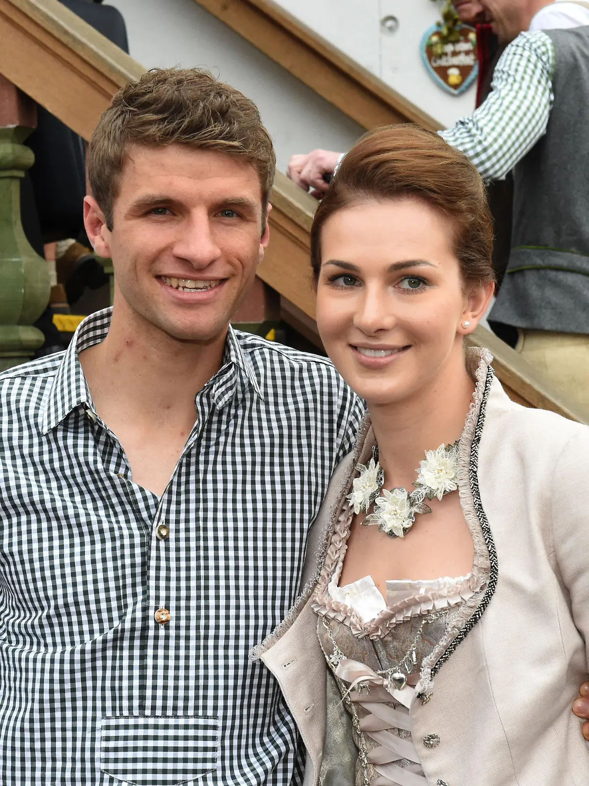 Der Spieler des Fußball-Bundesligisten FC Bayern München, Thomas Müller und seine Frau Lisa gehen am 05.10.2014 in München (Bayern) auf dem Oktoberfest ins Käferzelt. Das größte Volksfest der Welt, die Wiesn, endet am heutigen 05.Oktober 2014. Foto: Felix Hörhager/dpa +++(c) dpa - Bildfunk+++