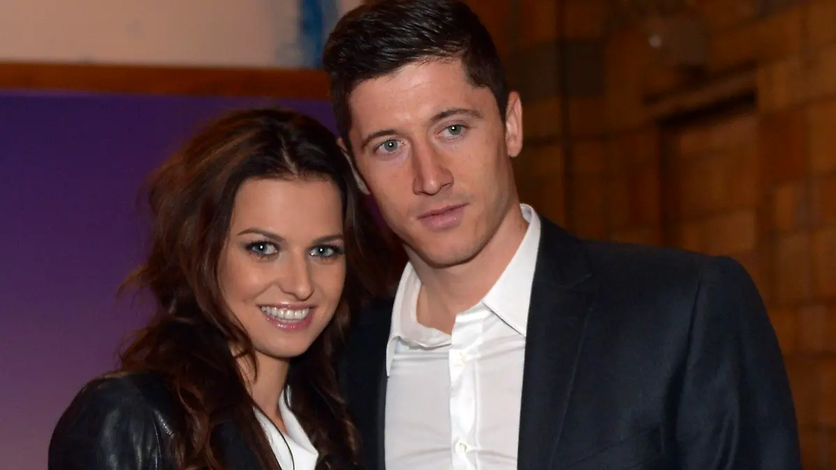 Borussia Dortmund's Polish striker Robert Lewandowski and his girlfriend Anna Stachurska pose for a photo before the team's party at Britain's Natural History Museum in London May 26, 2013, following their Champions League defeat against Bayern Munich at Wembley stadium. REUTERS/Federico Gambarini/Pool (BRITAIN - Tags: SPORT SOCCER)