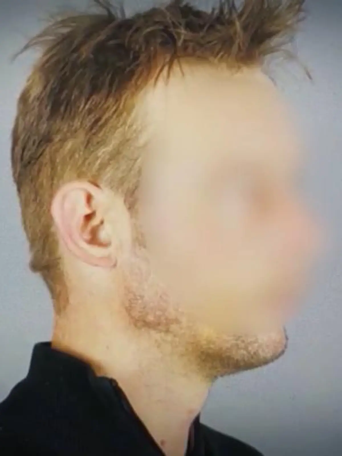 Seit mehr als zwei Monaten ist Christian B. (43) der Hauptverdächtige im Fall Madeleine McCann, einem der spektakulärsten Vermisstenfälle der letzten Jahrzehnte. Das damals dreijährige Mädchen verschwand 2007 aus einer Ferienanlage im portugiesischen Praia da Luz und tauchte nicht mehr auf. Bis heute schweigt Christian B., der eine Haftstrafe wegen Drogenhandels verbüßt – sein Umfeld aber nicht. Niemand hat bisher so offen gesprochen wie Manfred S., ein ehemaliger Freund von B. Er erzählt, wie er Beweise fand, die zu Christian B.s Verurteilung in einem Vergewaltigungsfall führten.