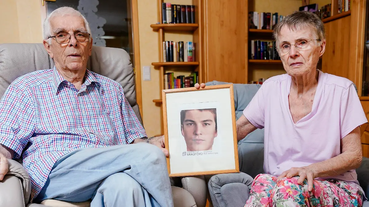 14.08.2020, Baden-Württemberg, Schwetzingen: Johann und Maria Schmitz, Großeltern des seit rund 14 Jahren vermissten Felix Heger, sitzen im Wohnzimmer ihres Hauses und zeigen eine Bildmontage, wie ihr vermisster Enkel heute mutmaßlich aussehen könnte. (zu dpa: «Wo ist Felix? Großeltern suchen seit 14 Jahren nach vermisstem Enkel») Foto: Uwe Anspach/dpa +++ dpa-Bildfunk +++