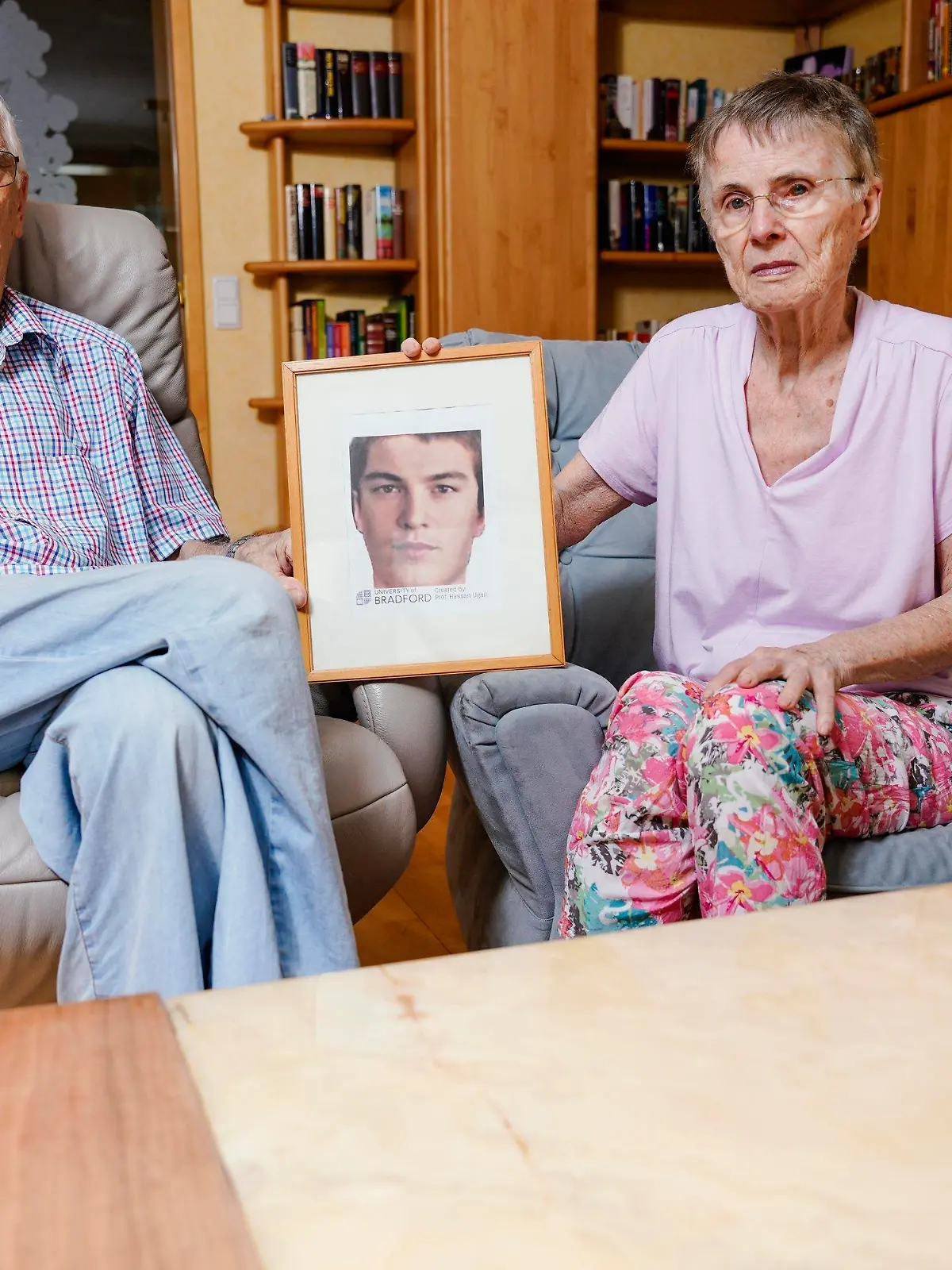 14.08.2020, Baden-Württemberg, Schwetzingen: Johann und Maria Schmitz, Großeltern des seit rund 14 Jahren vermissten Felix Heger, sitzen im Wohnzimmer ihres Hauses und zeigen eine Bildmontage, wie ihr vermisster Enkel heute mutmaßlich aussehen könnte. (zu dpa: «Wo ist Felix? Großeltern suchen seit 14 Jahren nach vermisstem Enkel») Foto: Uwe Anspach/dpa +++ dpa-Bildfunk +++