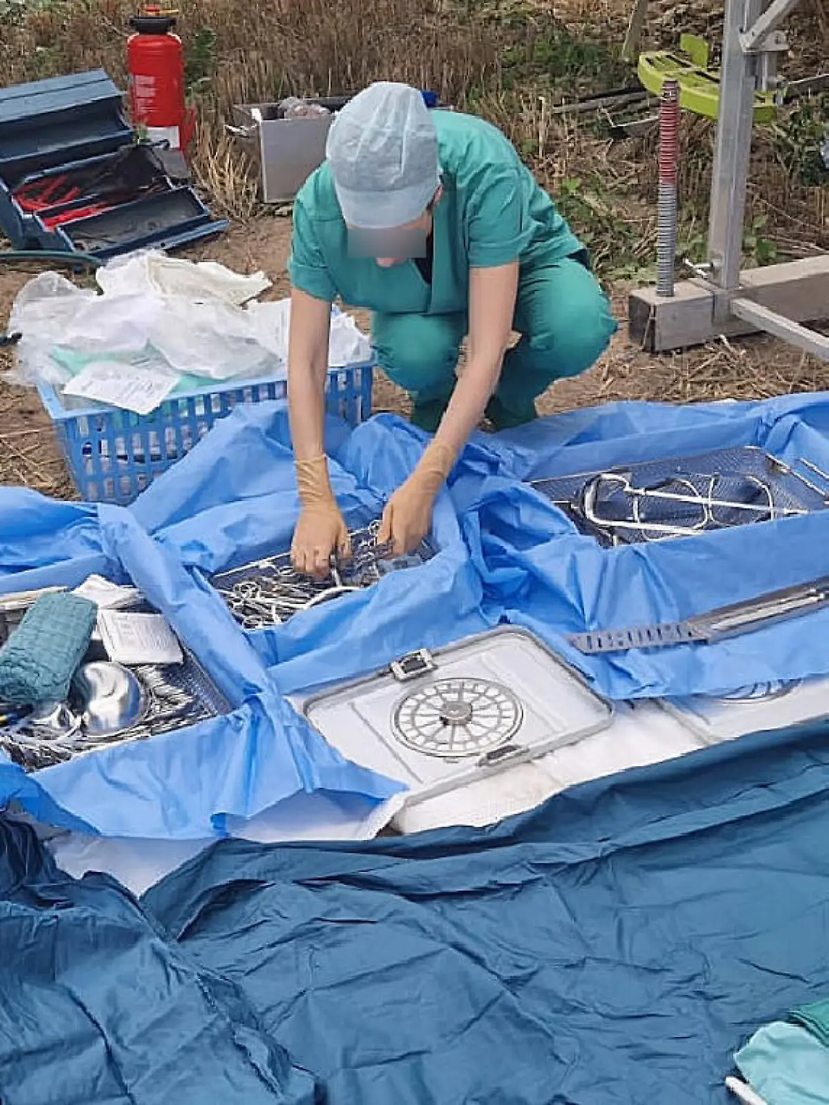 Hohen Luckow (Landkreis Rostock) (ots) -

Am 19.08.2023 gegen 16:30 Uhr wollte der 25-jährige deutsche
Geschädigte den halbvollen Bunker des von ihm geführten Mähdreschers
entleeren. Er stellte hierbei fest, dass eine Zuführung durch
Getreide verstopft war. Bei dem Versuch das Getreide aus der
Zuführung zu entfernen, geriet der 25-Jährige aus noch unbekannter
Ursache mit seinen Beinen in zwei gegenläufig drehende
Förderschnecken. Aufgrund der Schwere der Verletzungen kam noch vor
Ort ein ärztliches Notfallteam der Universitätsmedizin Rostock zum
Einsatz. Der Geschädigte wurde zu weiteren Behandlung in ein
Rostocker Krankenhaus eingeliefert.