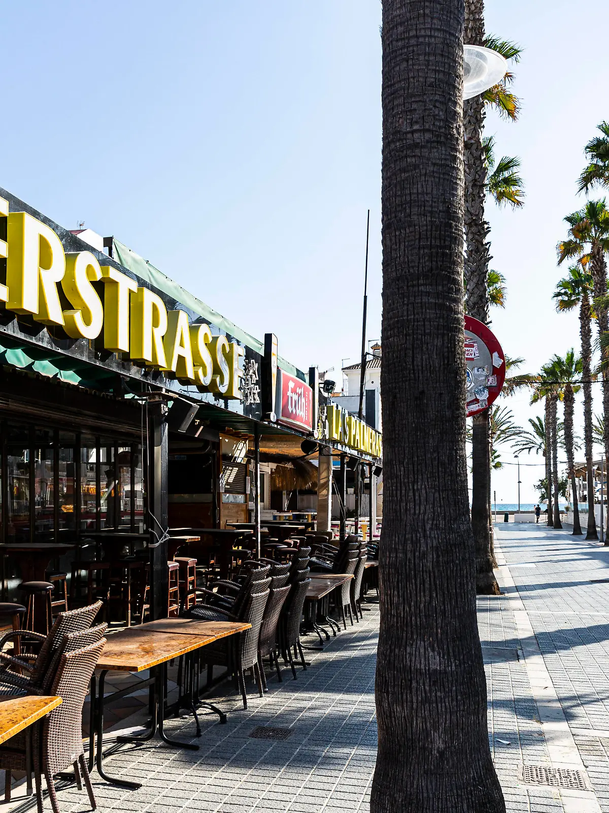 SPANIEN, MALLORCA, PALMA DE MALLORCA, 07.08.2020 - Die Lokalität Las Palmeras links in der sogenannten Bierstraße an der Playa de Palma, die aufgrund einer Verfügung der Balearen-Regierung bezüglich der Corona-Pandemie aktuell geschlossen ist. Eine Person läuft durch die Straße. Der Schriftzug Bierstrasse hängt an der Vorderseite der Bar. *** SPAIN, MALLORCA, PALMA DE MALLORCA, 07 08 2020 The location Las Palmeras on the left in the so-called beer street in Playa de Palma, which is currently closed due to a decree of the Balearic Islands government regarding the Corona Pandemic A person walks through the street The lettering Bierstrasse hangs at the front of the bar
