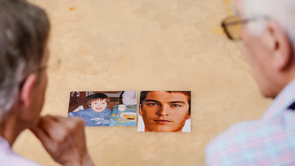 14.08.2020, Baden-Württemberg, Schwetzingen: Johann und Maria Schmitz, Großeltern des seit rund 14 Jahren vermissten Felix Heger, betrachten im Wohnzimmer ihres Hauses Bilder, die den zweijährigen Felix (l) und eine Bildmontage, wie er mutmaßlich heute aussehen könnte, zeigen. (zu dpa: «Wo ist Felix? Großeltern suchen seit 14 Jahren nach vermisstem Enkel») Foto: Uwe Anspach/dpa +++ dpa-Bildfunk +++