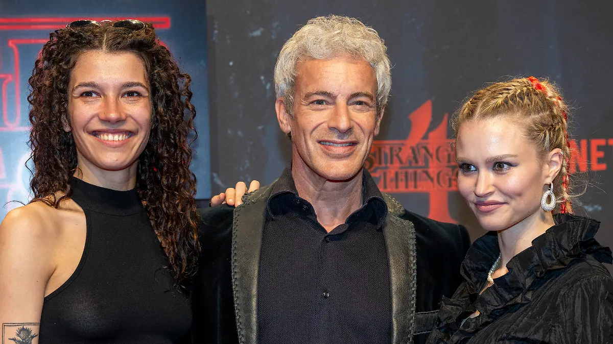 ARCHIV - 23.05.2022, Berlin: Schauspieler Gedeon Burkhard kommt in Begleitung von Sascha Veduta (l) und Ann-Britt Dittmar zur Deutschlandpremiere der 4. Staffel der Netflix-Serie «Stranger Things» im Kraftwerk Berlin. (zu dpa: ««Kommissar Rex»-Herrchen Gedeon Burkhard ist mit zwei Frauen zusammen») Foto: Monika Skolimowska/dpa +++ dpa-Bildfunk +++