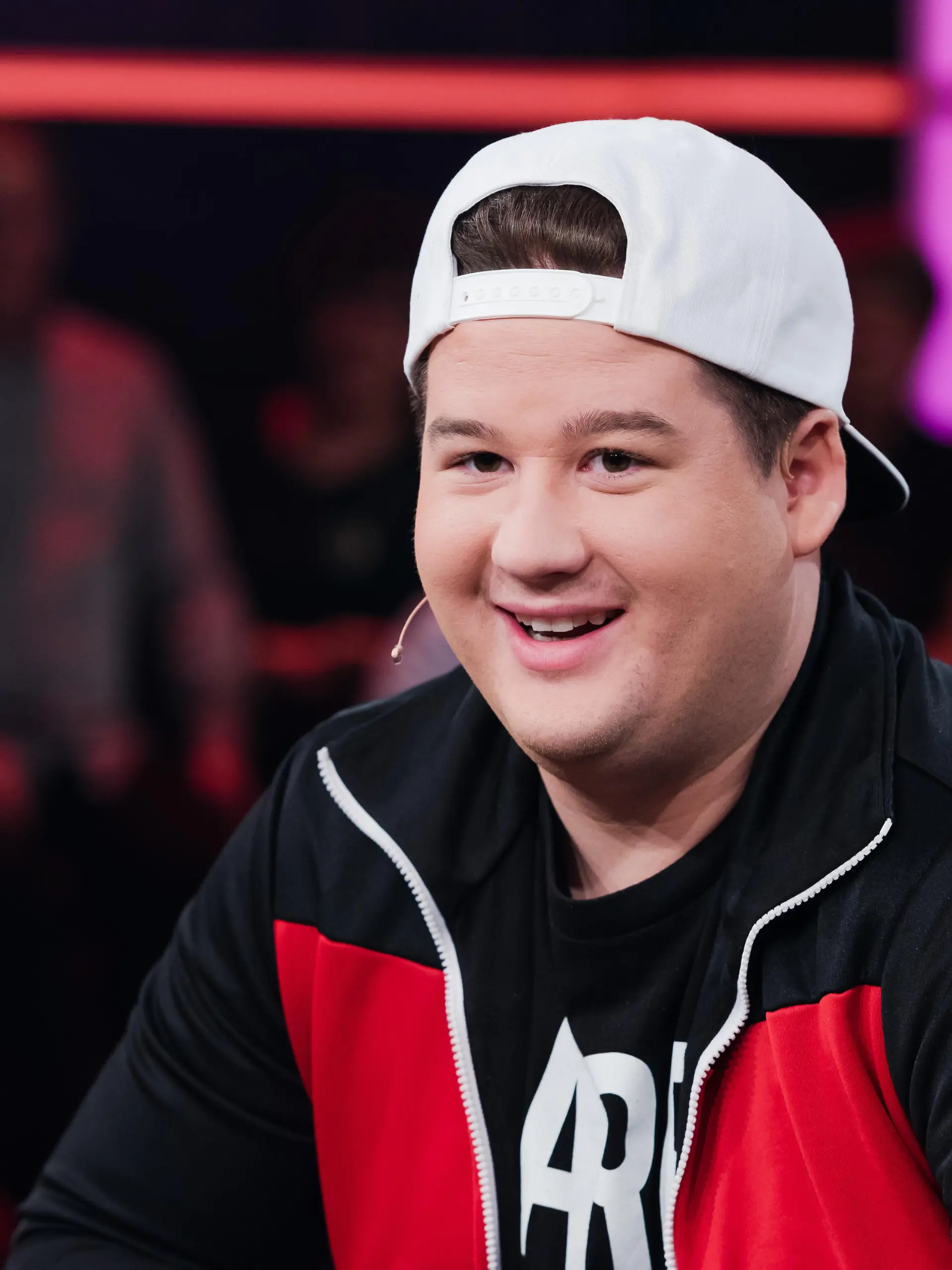 "Darf er das?" Chris Tall spricht im neuen Interview über seinen Humor und seine Heimat.