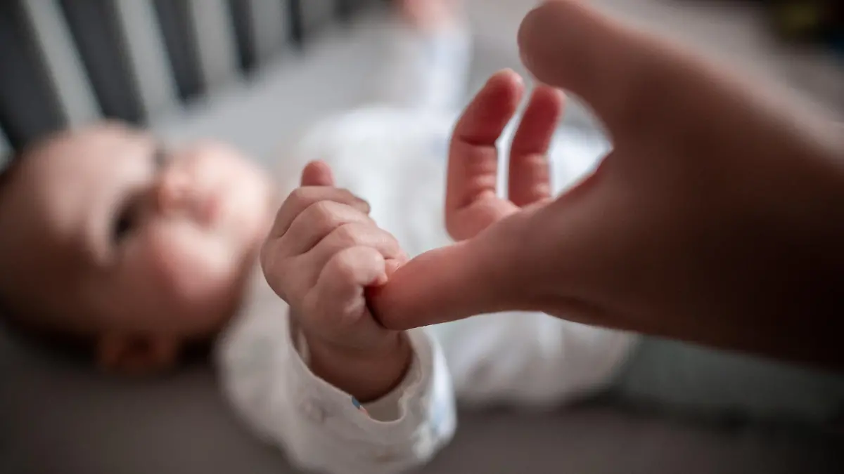 30.12.2019, Nordrhein-Westfalen, Oberhausen: Ein Baby fasst den Finger seiner Mutter an. Am 30.12.2019 wurde in Ahrensburg (Schleswig-Holstein) die Statistik des Hobby-Namensforschers Knud Bielefeld zu den beliebtesten Vornamen im Jahr 2019 veröffentlicht. Foto: Fabian Strauch/dpa +++ dpa-Bildfunk +++