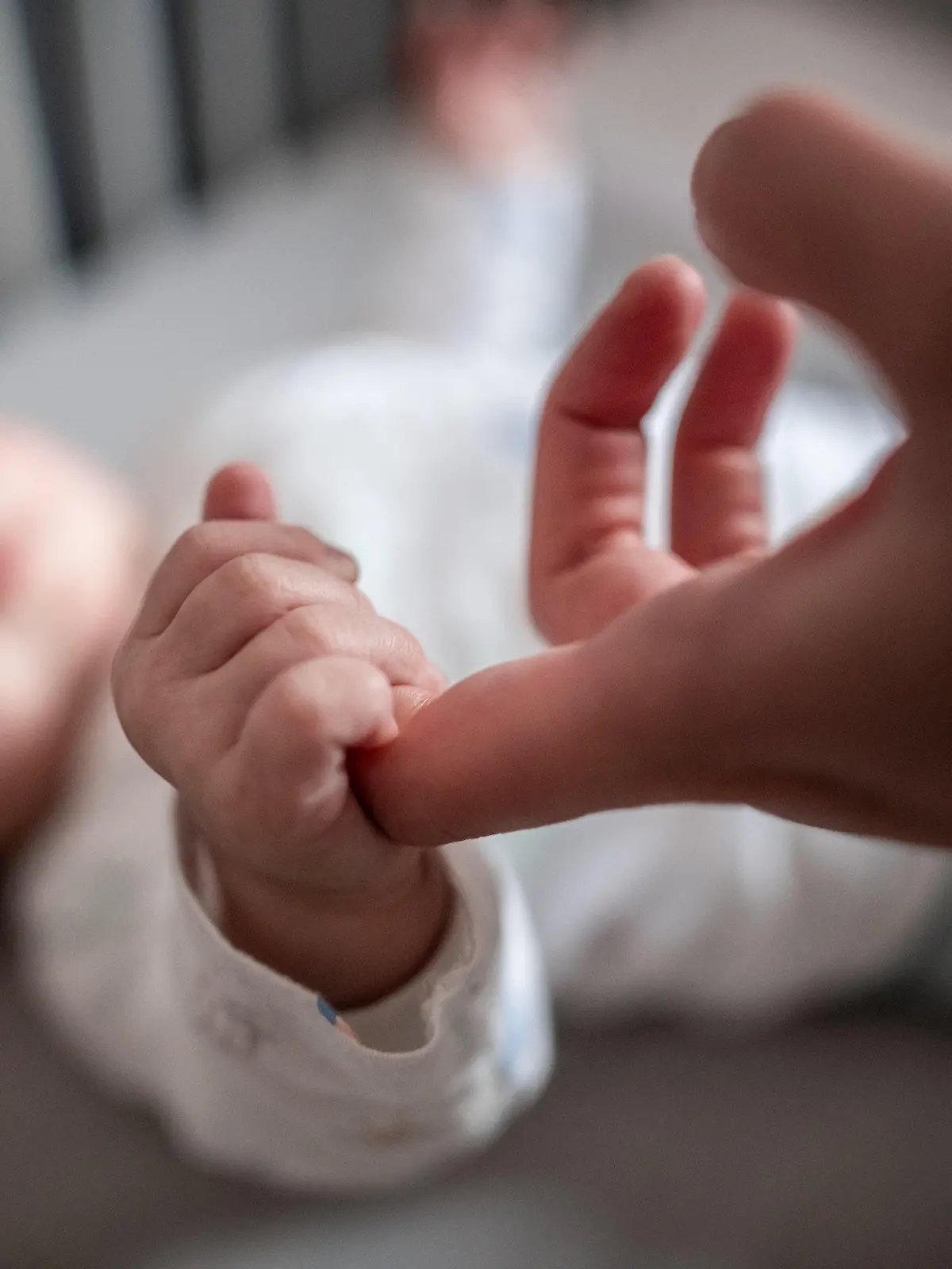 30.12.2019, Nordrhein-Westfalen, Oberhausen: Ein Baby fasst den Finger seiner Mutter an. Am 30.12.2019 wurde in Ahrensburg (Schleswig-Holstein) die Statistik des Hobby-Namensforschers Knud Bielefeld zu den beliebtesten Vornamen im Jahr 2019 veröffentlicht. Foto: Fabian Strauch/dpa +++ dpa-Bildfunk +++
