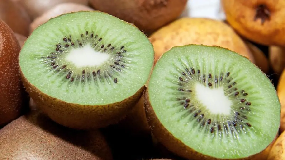 Kiwis und Birnen liegen in einer Obstkiste