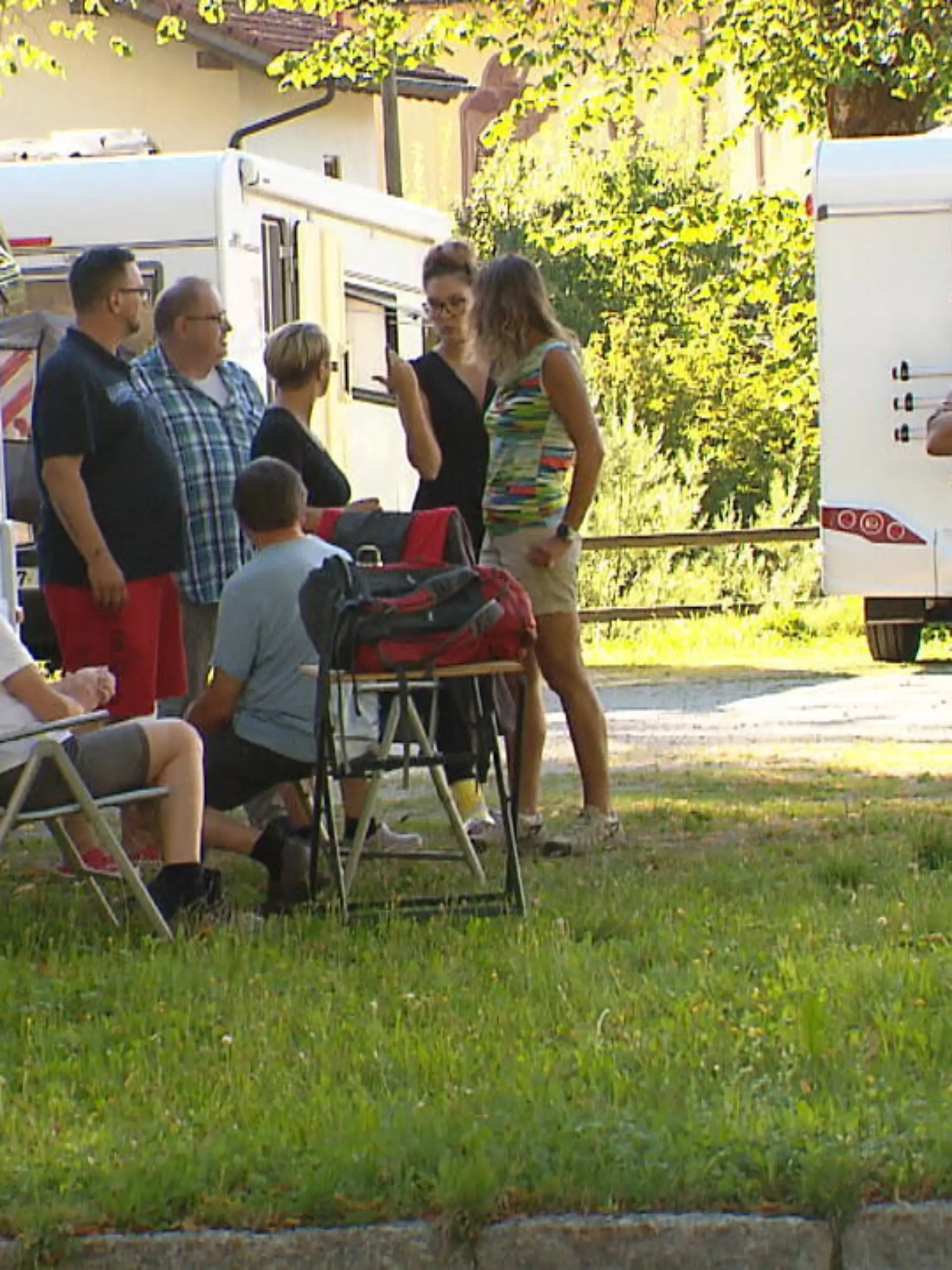 Parken und campen für fünf Euro am Tag – von diesem unschlagbar günstigen Angebot in Mittenwald (Bayern) machen Wohnmobil-Fans nur zu gern Gebrauch. Problem: Das beliebte Areal ist gar kein offizieller Campingplatz, sondern der Parkplatz der Karwendelbahn. Ohne Wasseranschluss und Toiletten. Was viele Camper nicht davon abhält, sich trotzdem dort breitzumachen und ihre Notdurft einfach in umliegenden Vorgärten zu hinterlassen. Die Anwohner sind sauer – stinksauer. Und die Wildcamper nicht immer einsichtig.