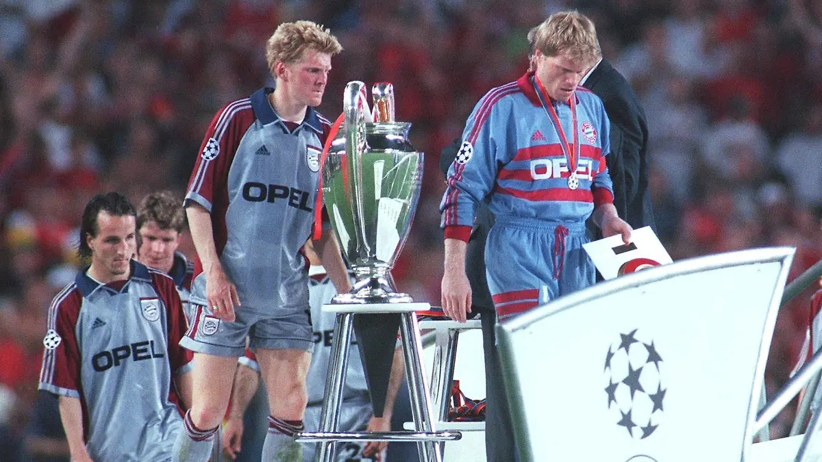 BARCELONA, SPAIN - MAY 26: CHAMPIONS LEAGUE 98/99 FINALE, FC BAYERN MUENCHEN - MANCHESTER UNITED 1:2, Barcelona/ESP; v.l.n.r.: Jens JEREMIES, Stefan EFFENBERG, Torwart Oliver KAHN/FC BAYERN MUENCHEN enttaeuscht (Photo by Alexander Hassenstein/Bongarts/Getty Images)
