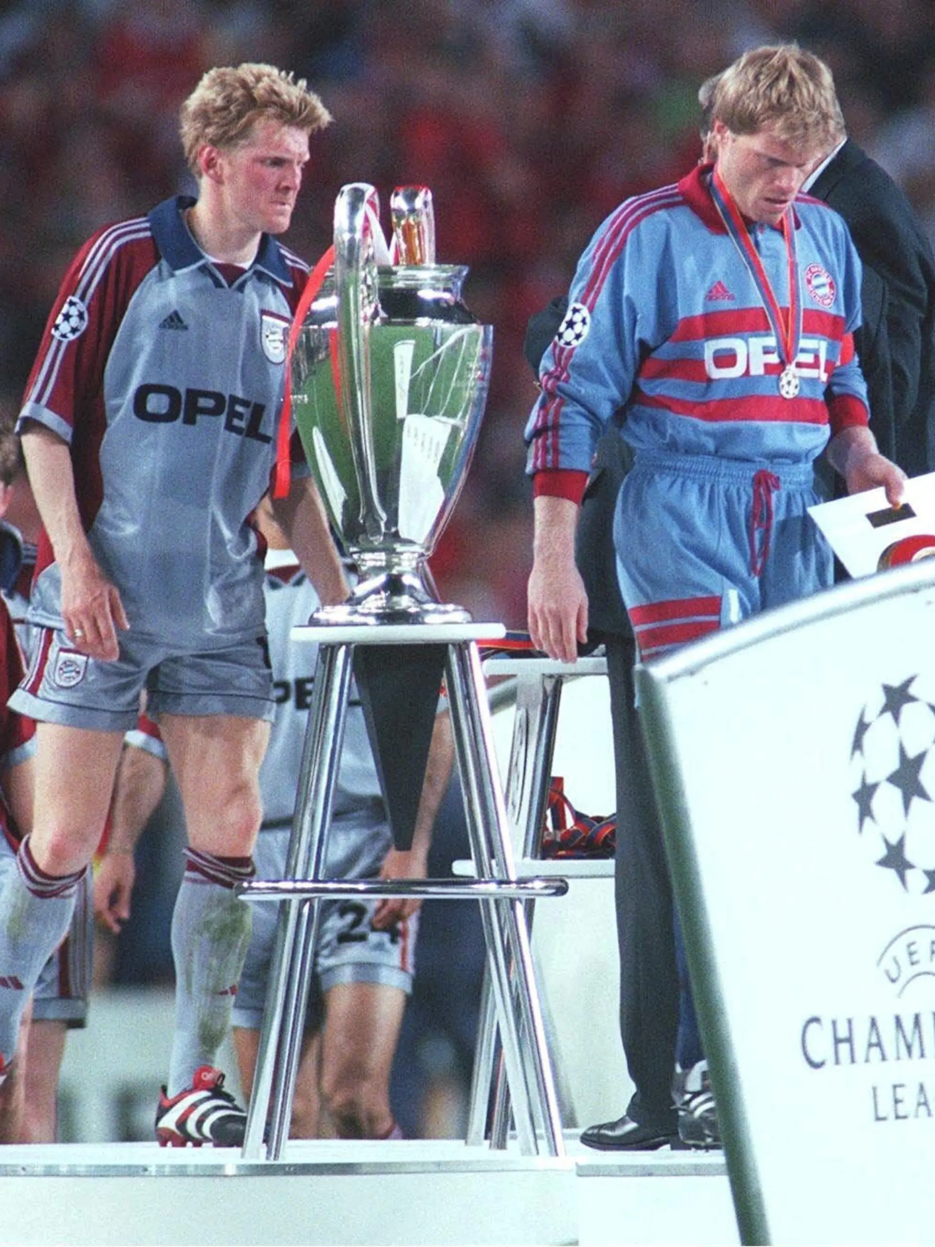 BARCELONA, SPAIN - MAY 26:  CHAMPIONS LEAGUE 98/99 FINALE, FC BAYERN MUENCHEN - MANCHESTER UNITED 1:2, Barcelona/ESP; v.l.n.r.: Jens JEREMIES, Stefan EFFENBERG, Torwart Oliver KAHN/FC BAYERN MUENCHEN enttaeuscht  (Photo by Alexander Hassenstein/Bongarts/Getty Images)