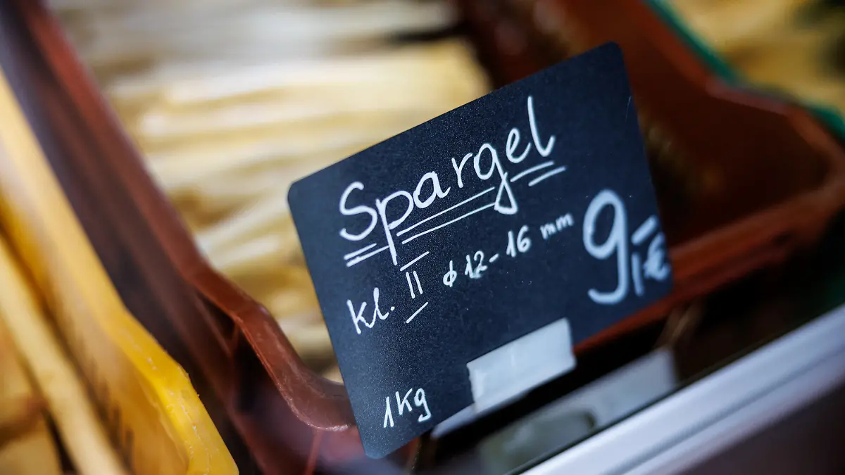 28.03.2023, Bayern, Pörnbach: Ein Schild mit der Aufschrift ·Spargel Klasse Zwei· ist im Laden eines Spargelbauers an einer Box mit Spargel zu sehen. Im Süden Bayerns hat die Ernte des Edelgemüses bereits begonnen. Foto: Matthias Balk/dpa +++ dpa-Bildfunk +++