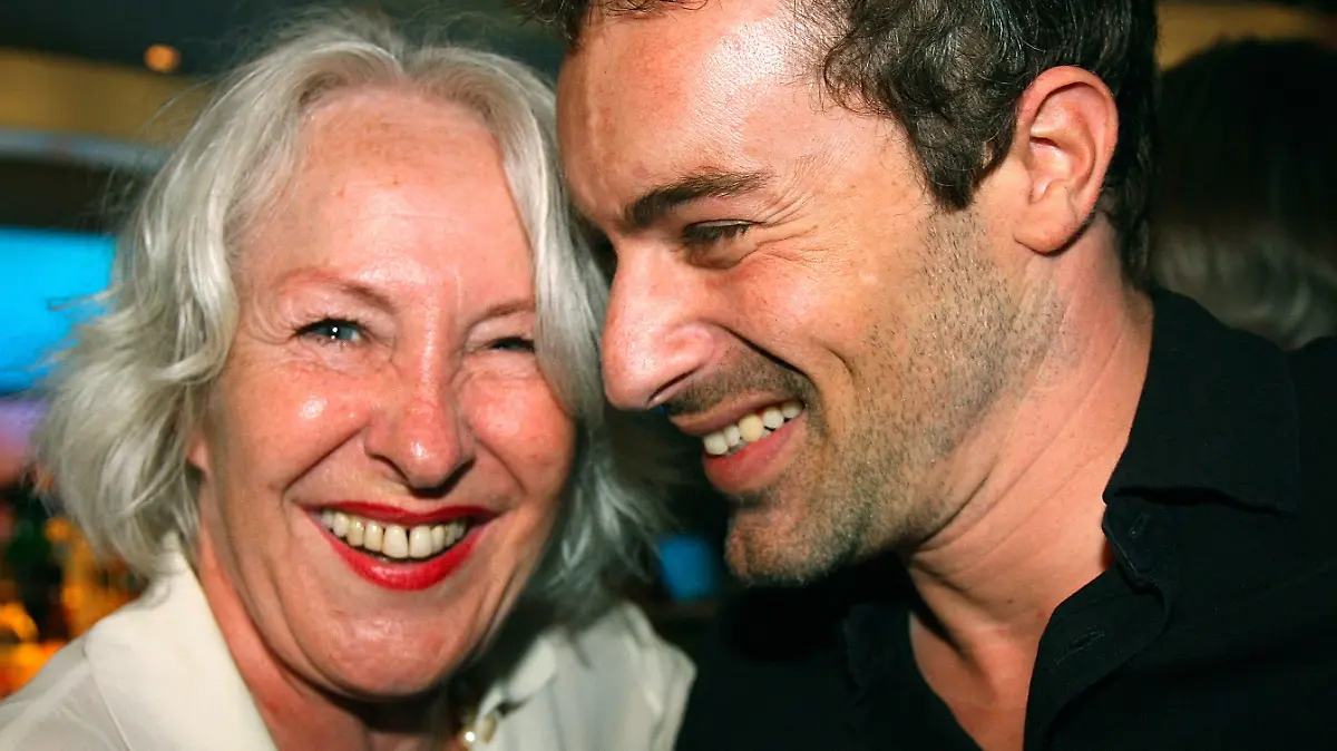 Der Schauspieler Gedeon Burkhard und seine Mutter Elisabeth von Molo lächeln am Freitag (14.07.2006) vor der Premiere des Films "Winterreise" im Mathäser Filmpalast in München. Mit dem deutschen Streifen wurde das 24. Filmfest München eröffnet. Bis zum 22. Juli 2006 können die Besucher des Festivals, das seiner Tradition des politisch geprägten Kinos treu bleiben will, zwischen rund 250 Filmen wählen. Foto: Ursula Düren dpa/lby +++(c) dpa - Report+++