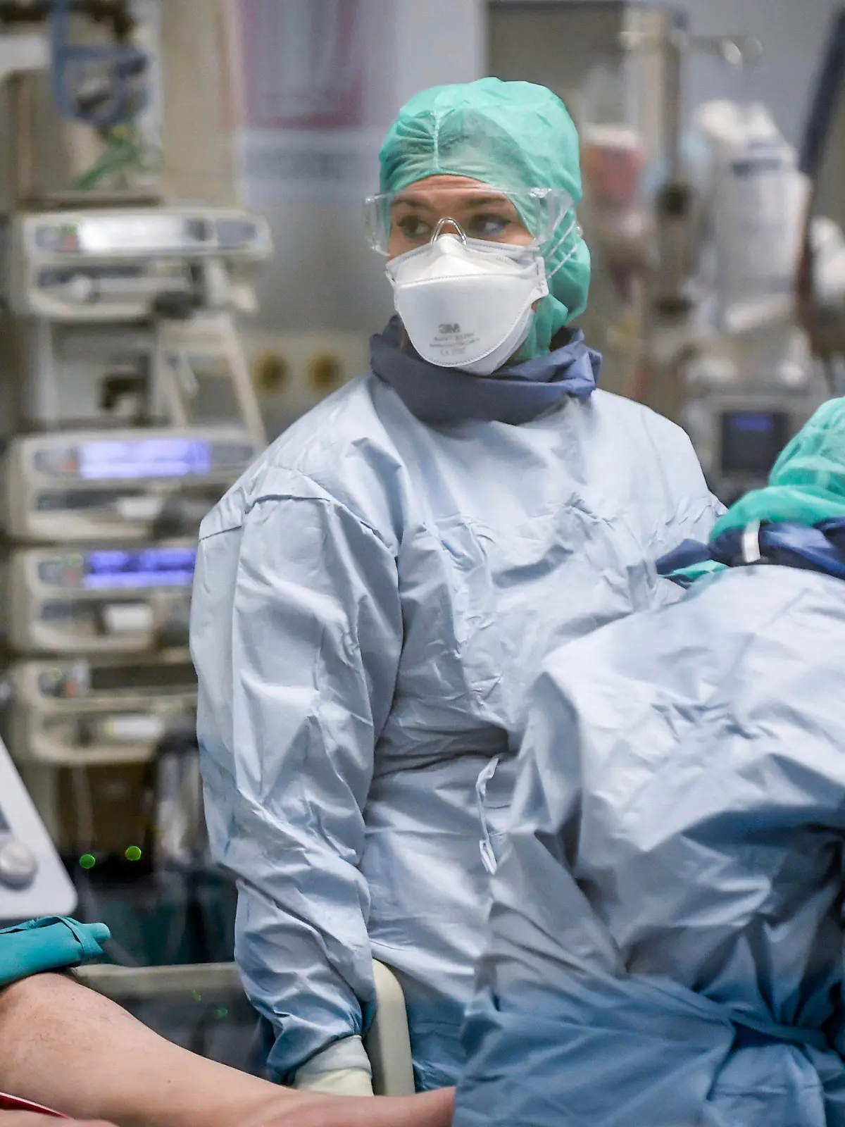 26.03.2020, Italien, Pavia: Ärzte arbeiten auf der Intensivstation des San Matteo Krankenhauses, auf der ein Patient stationiert ist, der positiv auf das Coronavirus getestet wurde. Foto: Claudio Furlan/LaPresse/AP/dpa +++ dpa-Bildfunk +++