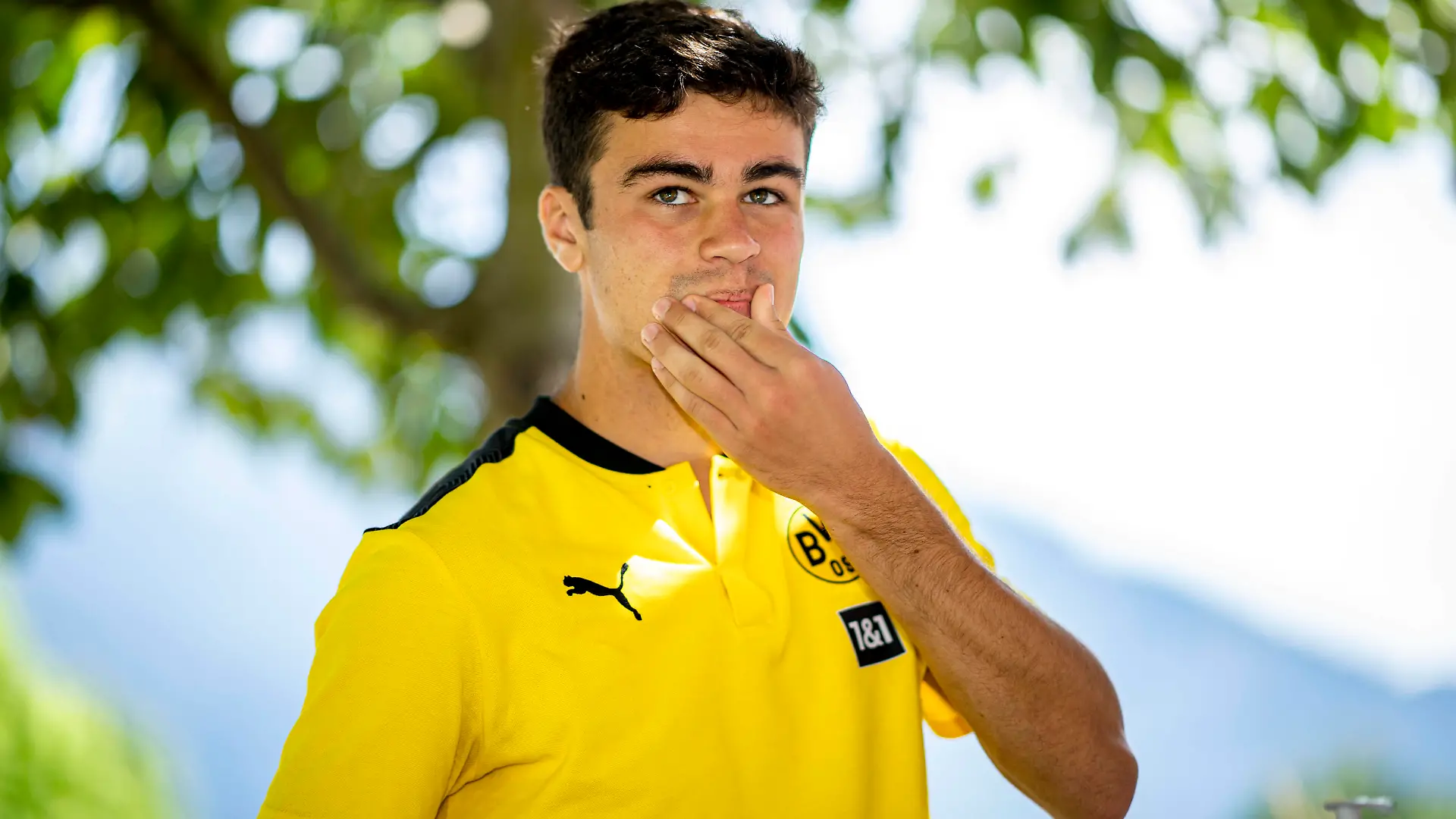 Fußball: Saison 2020/2021, Trainingslager von Borussia Dortmund am 13.08.2020 in Bad Ragaz Schweiz. Giovanni Reyna spricht während der Medienrunde zu den Journalisten. *** Football Season 2020 2021, Borussia Dortmund training camp on 13 08 2020 in Bad Ragaz Switzerland Giovanni Reyna speaks to the journalists during the media round Copyright: xInderlied/Kirchner-Mediax