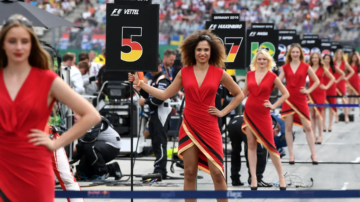 ARCHIV - Grid-Girls stehen zwischen den Rennwagen vor dem Start am 31.07.2016 beim Großen Preis von Deutschland auf dem Hockenheimring in Hockenheim (Baden-Württemberg). Der Formel-1-Besitzer Liberty Media denkt über die Abschaffung der sogenannten Grid Girls nach. (zu dpa:"Formel-1-Besitzer erwägen Abschaffung der Grid Girls" vom 14.12.2017) Foto: Uli Deck/dpa +++(c) dpa - Bildfunk+++
