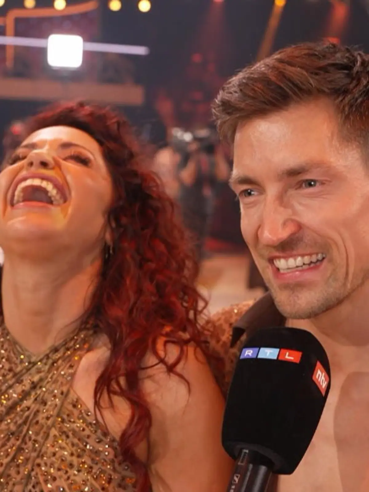Die Partner-Tausch-Woche ist rum und es könnte eigentlich wieder sowas wie Normalität bei den „Let’s Dance“-Promis einkehren. Wenn da nicht die Osterpause wäre. Ausspannen ist also angesagt. Ein Promi kann die Füße aber nicht stillhalten. Wer das ist, gibt es im Video zu sehen.