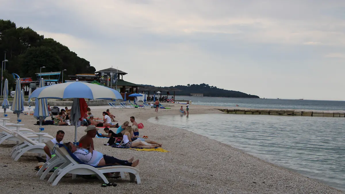 25.06.2020, Kroatien, Fazana: Strand von Fazana auf der Halbinsel Istrien Ende Juni. Das EU- und Adria-Land Kroatien wirbt im Schatten der Corona-Krise verstärkt um deutsche Urlauber. Foto: Gregor Mayer/dpa +++ dpa-Bildfunk +++