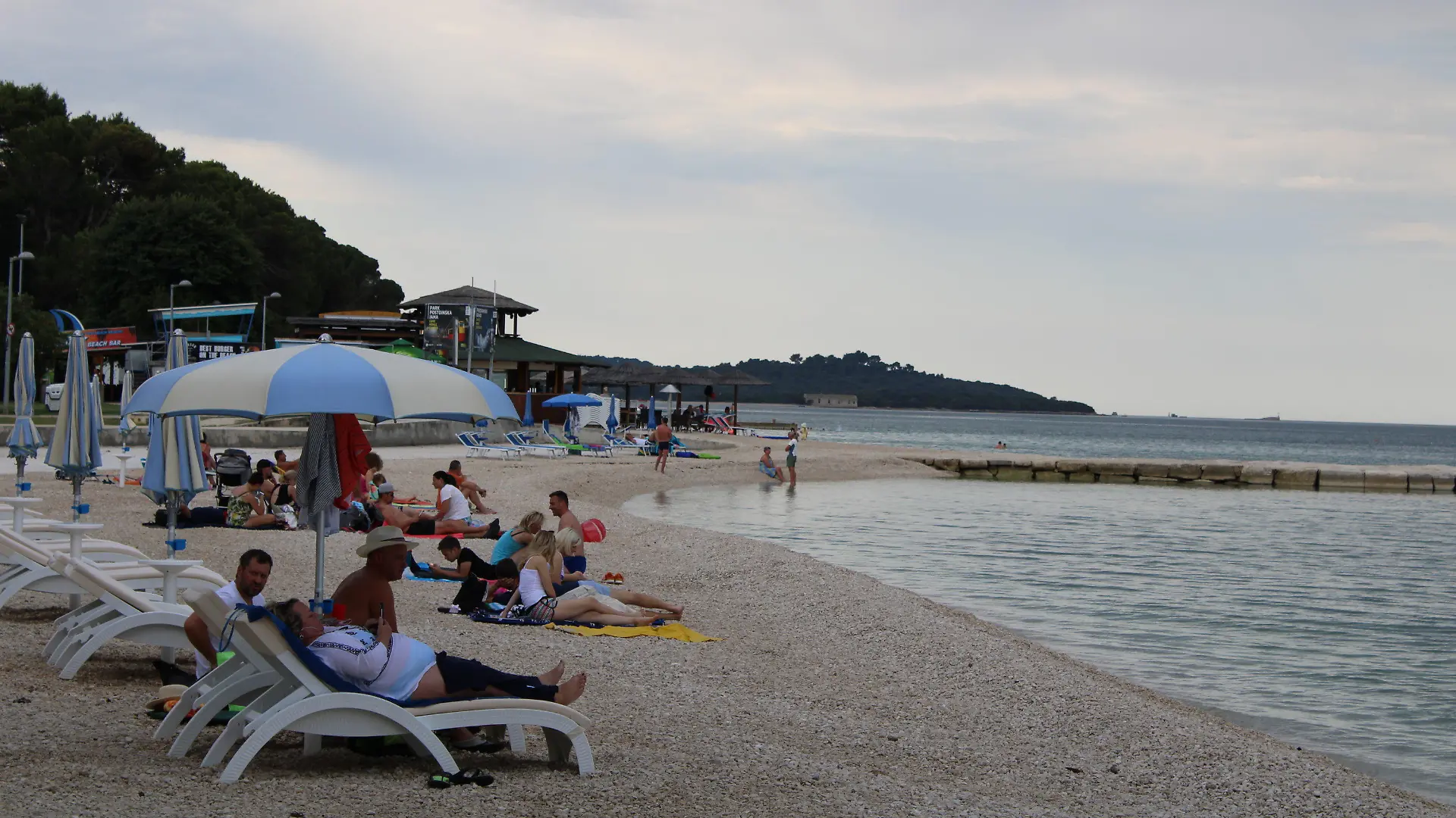 25.06.2020, Kroatien, Fazana: Strand von Fazana auf der Halbinsel Istrien Ende Juni. Das EU- und Adria-Land Kroatien wirbt im Schatten der Corona-Krise verstärkt um deutsche Urlauber. Foto: Gregor Mayer/dpa +++ dpa-Bildfunk +++