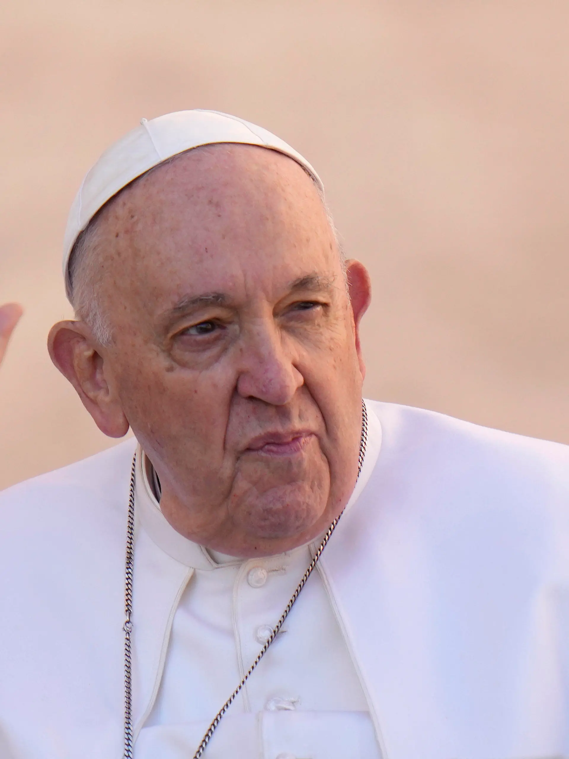 15.03.2023, Vatikan, Vatikanstadt: Papst Franziskus erscheint zu seiner wöchentlichen Generalaudienz auf dem Petersplatz. Foto: Alessandra Tarantino/AP/dpa +++ dpa-Bildfunk +++