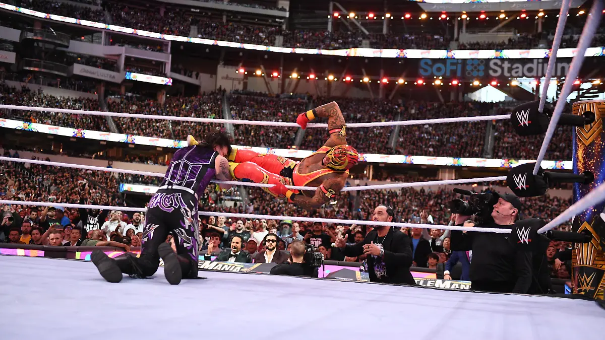 Rey Mysterio schlägt mit seinem „619“ gegen seinen Sohn Dominik ein.