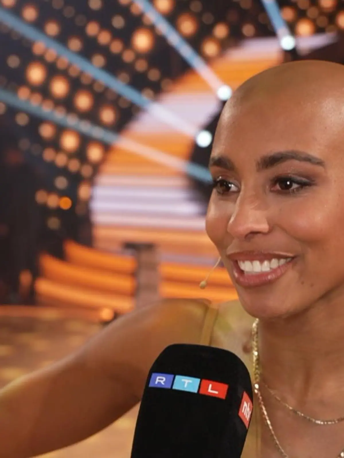 Nach ihrem phänomenalen Auftritt in der 6. Show von „Let’s Dance“ kann Sharon Battiste erleichtert in die Osterferien starten. Nach ihrer Rumba zu „One Night Only“ jubelt nicht nur das Publikum, auch die Jury hält es nicht auf den Stühlen. Was dieser besondere Moment für sie bedeutet, verrät sie uns im Video.