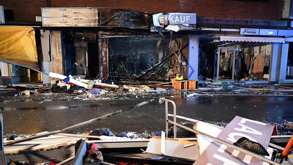 31.03.2023, Nordrhein-Westfalen, Eschweiler: Trümmer liegen vor einem Haus in der Neustraße. Eine gewaltige Explosion in einem Wohn- und Geschäftshaus hat in der Stadt nordöstlich von Aachen am Donnerstagabend 16 Menschen verletzt. Zwei von ihnen, darunter ein wenige Wochen alter Säugling, schweben in Lebensgefahr, wie ein Polizeisprecher in Aachen am Freitagmorgen berichtete. Vier weitere Menschen verletzten sich schwer, zehn wurden als leicht verletzt eingestuft. Foto: Federico Gambarini/dpa +++ dpa-Bildfunk +++