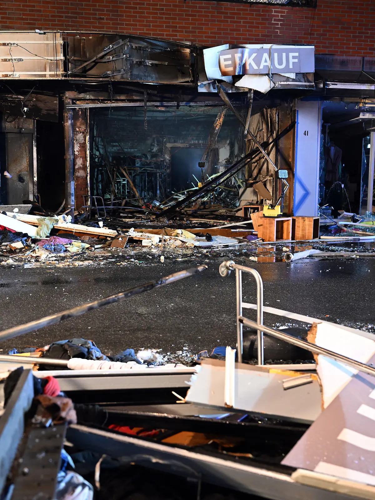 31.03.2023, Nordrhein-Westfalen, Eschweiler: Trümmer liegen vor einem Haus in der Neustraße. Eine gewaltige Explosion in einem Wohn- und Geschäftshaus hat in der Stadt nordöstlich von Aachen am Donnerstagabend 16 Menschen verletzt. Zwei von ihnen, darunter ein wenige Wochen alter Säugling, schweben in Lebensgefahr, wie ein Polizeisprecher in Aachen am Freitagmorgen berichtete. Vier weitere Menschen verletzten sich schwer, zehn wurden als leicht verletzt eingestuft. Foto: Federico Gambarini/dpa +++ dpa-Bildfunk +++