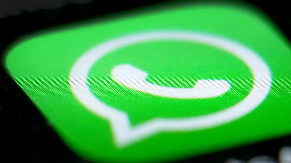 Das Logo der Messenger-App WhatsApp (Application software) ist am 15.09.2016 auf dem Display eines Smartphones in Düsseldorf (Nordrhein-Westfalen) zu sehen. In einer über "WhatsApp" versendeten Sprachnachricht wird derzeit Oberhausener Grundschulkindern gedroht. Besorgte Eltern meldeten sich am 15.09.2016 bei der Polizei. Eine weibliche Computerstimme fordere die Empfänger darin auf, die Nachricht an fünf weitere Kinder weiterzuleiten. Die Stimme drohe mit Mord, falls die Anweisung nicht befolgt werde. Die Polizei versucht den Urheber zu ermitteln. Foto: Martin Gerten/dpa (zu dpa "Ketten-Nachricht über «WhatsApp» bedroht Grundschulkinder" vom 15.09.2016) +++(c) dpa - Bildfunk+++