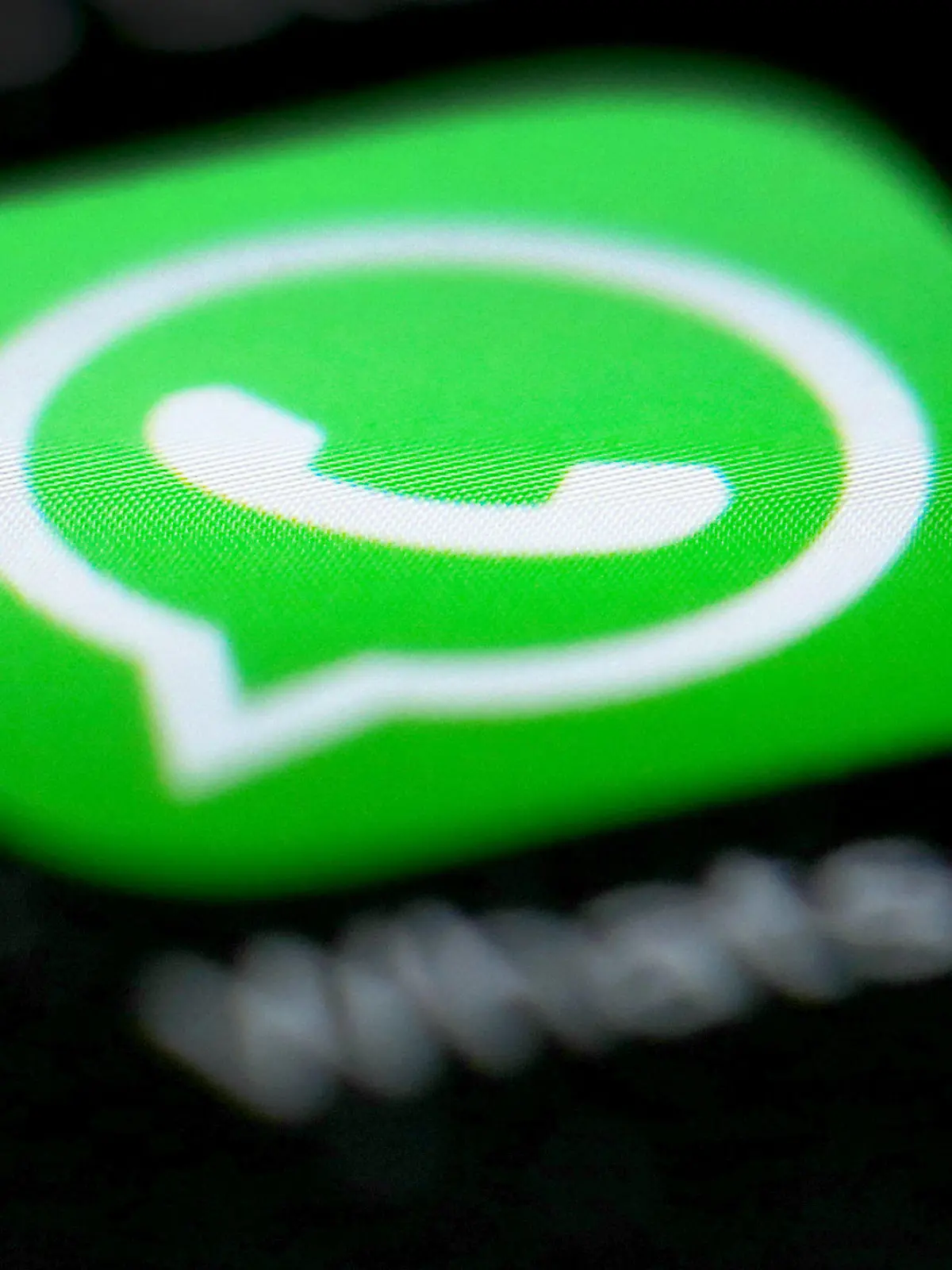 Das Logo der Messenger-App WhatsApp (Application software) ist am 15.09.2016 auf dem Display eines Smartphones in Düsseldorf (Nordrhein-Westfalen) zu sehen. In einer über "WhatsApp" versendeten Sprachnachricht wird derzeit Oberhausener Grundschulkindern gedroht. Besorgte Eltern meldeten sich am 15.09.2016 bei der Polizei. Eine weibliche Computerstimme fordere die Empfänger darin auf, die Nachricht an fünf weitere Kinder weiterzuleiten. Die Stimme drohe mit Mord, falls die Anweisung nicht befolgt werde. Die Polizei versucht den Urheber zu ermitteln. Foto: Martin Gerten/dpa (zu dpa "Ketten-Nachricht über «WhatsApp» bedroht Grundschulkinder" vom 15.09.2016) +++(c) dpa - Bildfunk+++