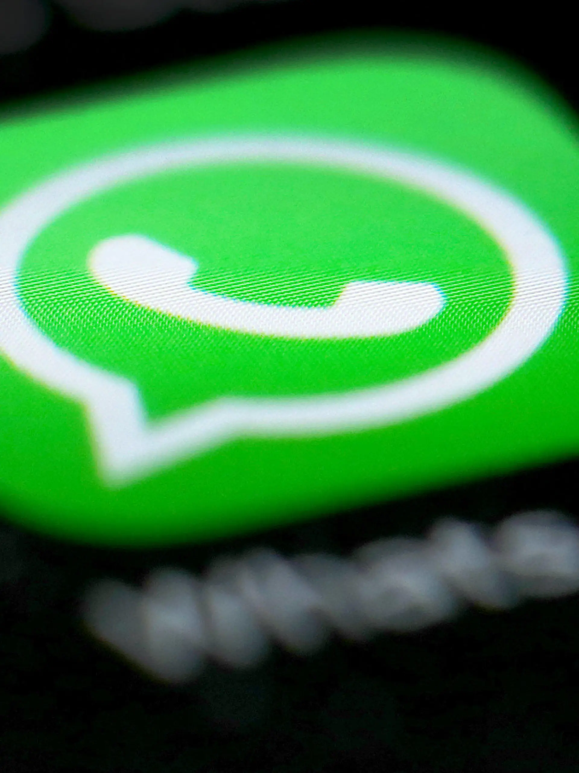 Das Logo der Messenger-App WhatsApp (Application software) ist am 15.09.2016 auf dem Display eines Smartphones in Düsseldorf (Nordrhein-Westfalen) zu sehen. In einer über "WhatsApp" versendeten Sprachnachricht wird derzeit Oberhausener Grundschulkindern gedroht. Besorgte Eltern meldeten sich am 15.09.2016 bei der Polizei. Eine weibliche Computerstimme fordere die Empfänger darin auf, die Nachricht an fünf weitere Kinder weiterzuleiten. Die Stimme drohe mit Mord, falls die Anweisung nicht befolgt werde. Die Polizei versucht den Urheber zu ermitteln. Foto: Martin Gerten/dpa (zu dpa "Ketten-Nachricht über «WhatsApp» bedroht Grundschulkinder" vom 15.09.2016) +++(c) dpa - Bildfunk+++