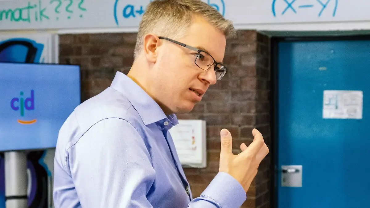 Unter dem Titel "Neue Wege / Digitalisierung" übernimmt Frank Thelen den Unterricht an einem Gymnasium. 