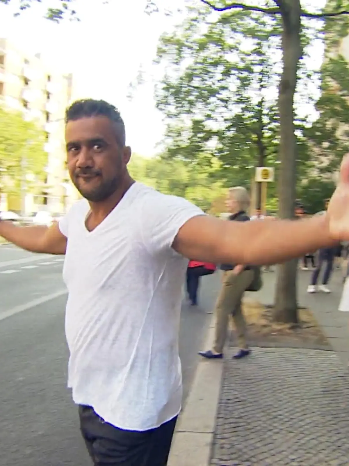 „Hart, aber herzlich“, so beschreibt Arafat Abou-Chaker den zweiten Prozesstag gegen ihn und seine Brüder. Gehört wird heute zwar nur Ghadir Abou-Chaker, die Frau von Yasser, aber Arafat gibt RTL-Reporterin Samina Faizi trotzdem ein kurzes Interview. Was er zum Prozess und seinem ehemaligen Freund Bushido zu sagen hat, sehen Sie im Video. 