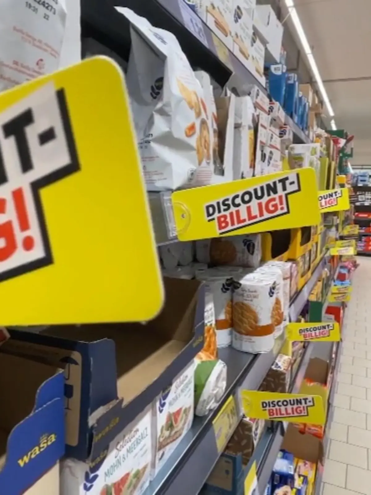 Was ist dran an Preisschildern mit dem Zusatz "Discount-Billig" oder Discount-Günstig" bei Supermarkt-Riesen wie Kaufland oder Edeka - werden Verbraucher damit lediglich an der Nase herumgeführt?  Und wie hoch ist die Ersparnis beim Discounter wirklich? Unsere Recherchen decken Unglaubliches auf.