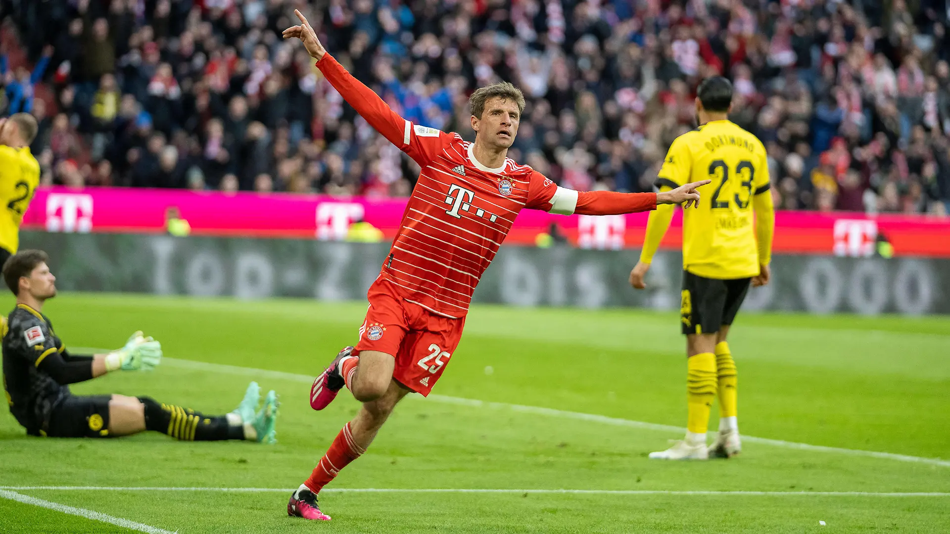 Tor/Goal, jubelt zum 3:0, Tor durch Thomas Mueller FC Bayern Muenchen, 25, GER, FC Bayern Muenchen FCB vs. Borussia Dortmund BVB, Fussball, Bundesliga, 26. Spieltag, Spielzeit 2022/2023, 01.04.2023, DFB/DFL regulations prohibit any use of photographs as image sequences and/or quasi-video., GER, FC Bayern Muenchen FCB vs. Borussia Dortmund BVB, Fussball, Bundesliga, 26. Spieltag, Spielzeit 2022/2023, 01.04.2023 Muenchen *** Goal Goal, cheers to 3 0, goal by Thomas Mueller FC Bayern Muenchen, 25 , GER, FC Bayern Muenchen FCB vs Borussia Dortmund BVB , Football, Bundesliga, 26 Spieltag, Spielzeit 2022 2023, 01 04 2023, DFB DFL regulations prohibit any use of photographs as image sequences and or quasi video , GER, FC Bayern Muenchen FCB vs Borussia Dortmund BVB , Football, Bundesliga, 26 Spieltag, Spielzeit 2022 2023, 01 04 2023 Muenchen Copyright: xEibner-Pressefoto/SaschaxWaltherx EP_EER