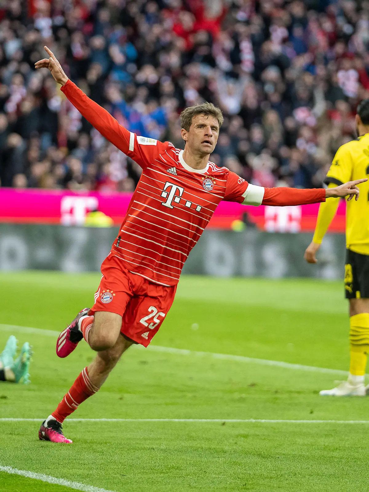 Tor/Goal, jubelt zum 3:0, Tor durch Thomas Mueller FC Bayern Muenchen, 25, GER, FC Bayern Muenchen FCB  vs. Borussia Dortmund BVB, Fussball, Bundesliga, 26. Spieltag, Spielzeit 2022/2023, 01.04.2023, DFB/DFL regulations prohibit any use of photographs as image sequences and/or quasi-video., GER, FC Bayern Muenchen FCB  vs. Borussia Dortmund BVB, Fussball, Bundesliga, 26. Spieltag, Spielzeit 2022/2023, 01.04.2023 Muenchen *** Goal Goal, cheers to 3 0, goal by Thomas Mueller FC Bayern Muenchen, 25 , GER, FC Bayern Muenchen FCB vs Borussia Dortmund BVB , Football, Bundesliga, 26 Spieltag, Spielzeit 2022 2023, 01 04 2023, DFB DFL regulations prohibit any use of photographs as image sequences and or quasi video , GER, FC Bayern Muenchen FCB vs Borussia Dortmund BVB , Football, Bundesliga, 26 Spieltag, Spielzeit 2022 2023, 01 04 2023 Muenchen Copyright: xEibner-Pressefoto/SaschaxWaltherx EP_EER