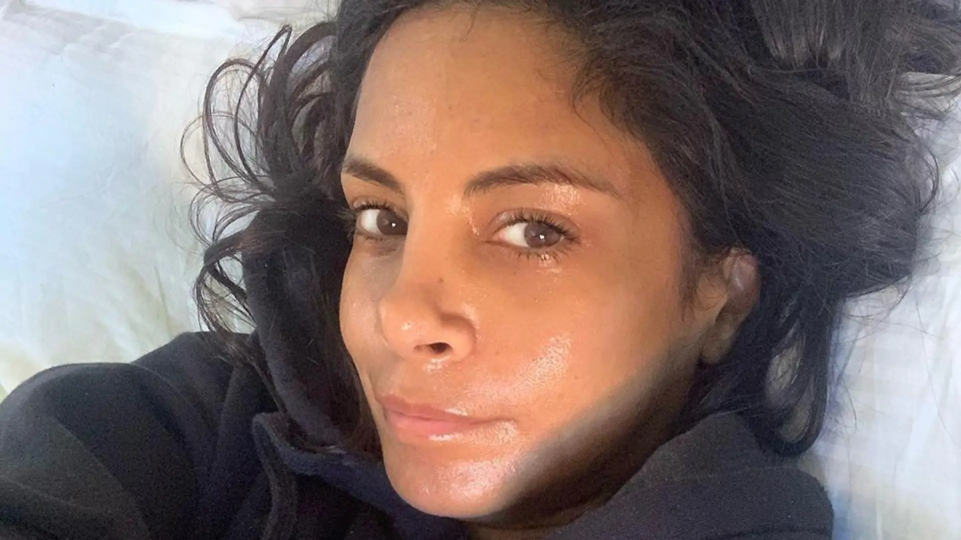 Collien Ulmen-Fernandes postet dieses verschwitze Bild aus dem Krankenbett. Ist sie an Corona erkrankt?