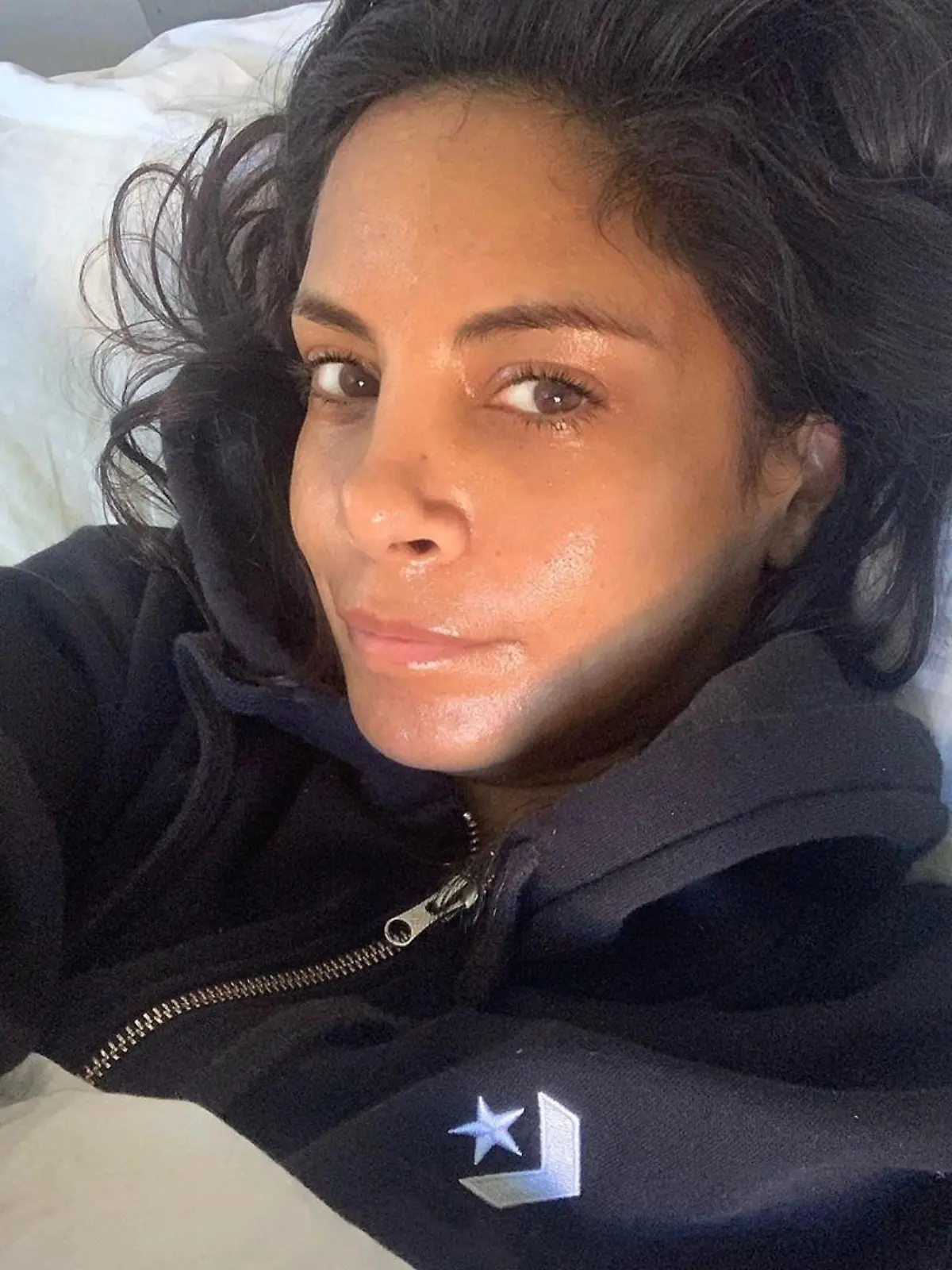 Collien Ulmen-Fernandes postet dieses verschwitze Bild aus dem Krankenbett. Ist sie an Corona erkrankt?
